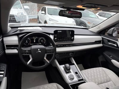 2024 Mitsubishi Outlander Base