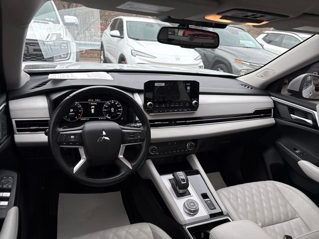 2024 Mitsubishi Outlander Base